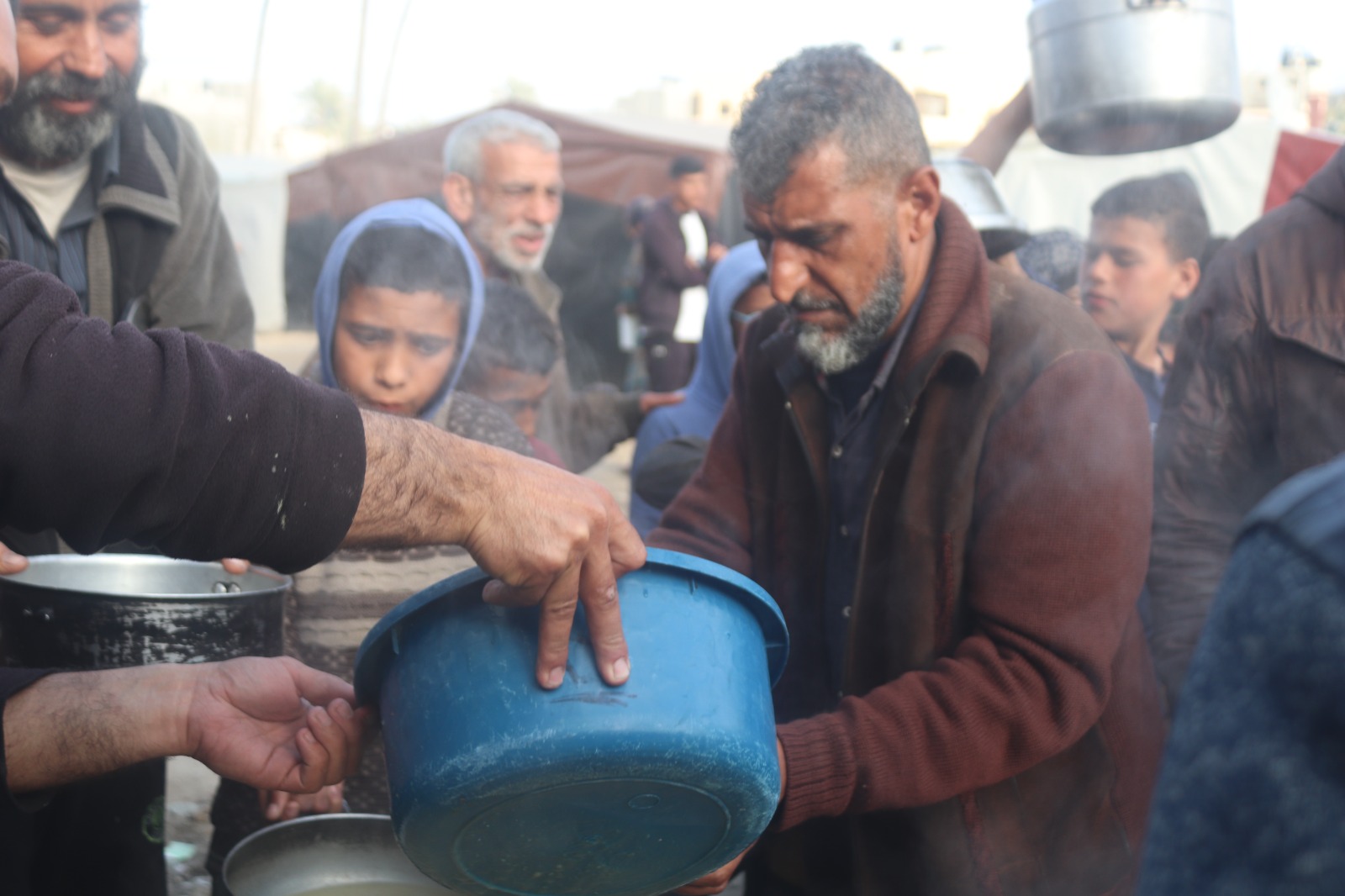 Gambar penyaluran iftar Ramadan di kamp pengungsian Khan Yunis, Jalur Gaza, Palestina