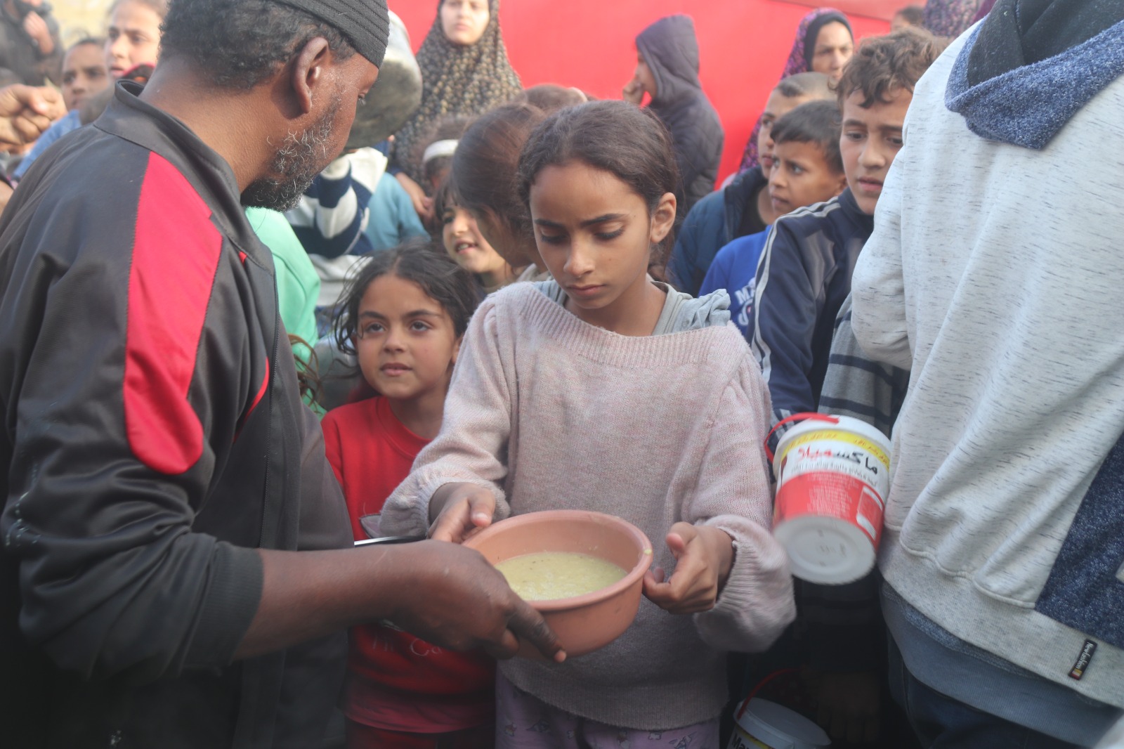 Gambar penyaluran iftar Ramadan di kamp pengungsian Khan Yunis, Jalur Gaza, Palestina