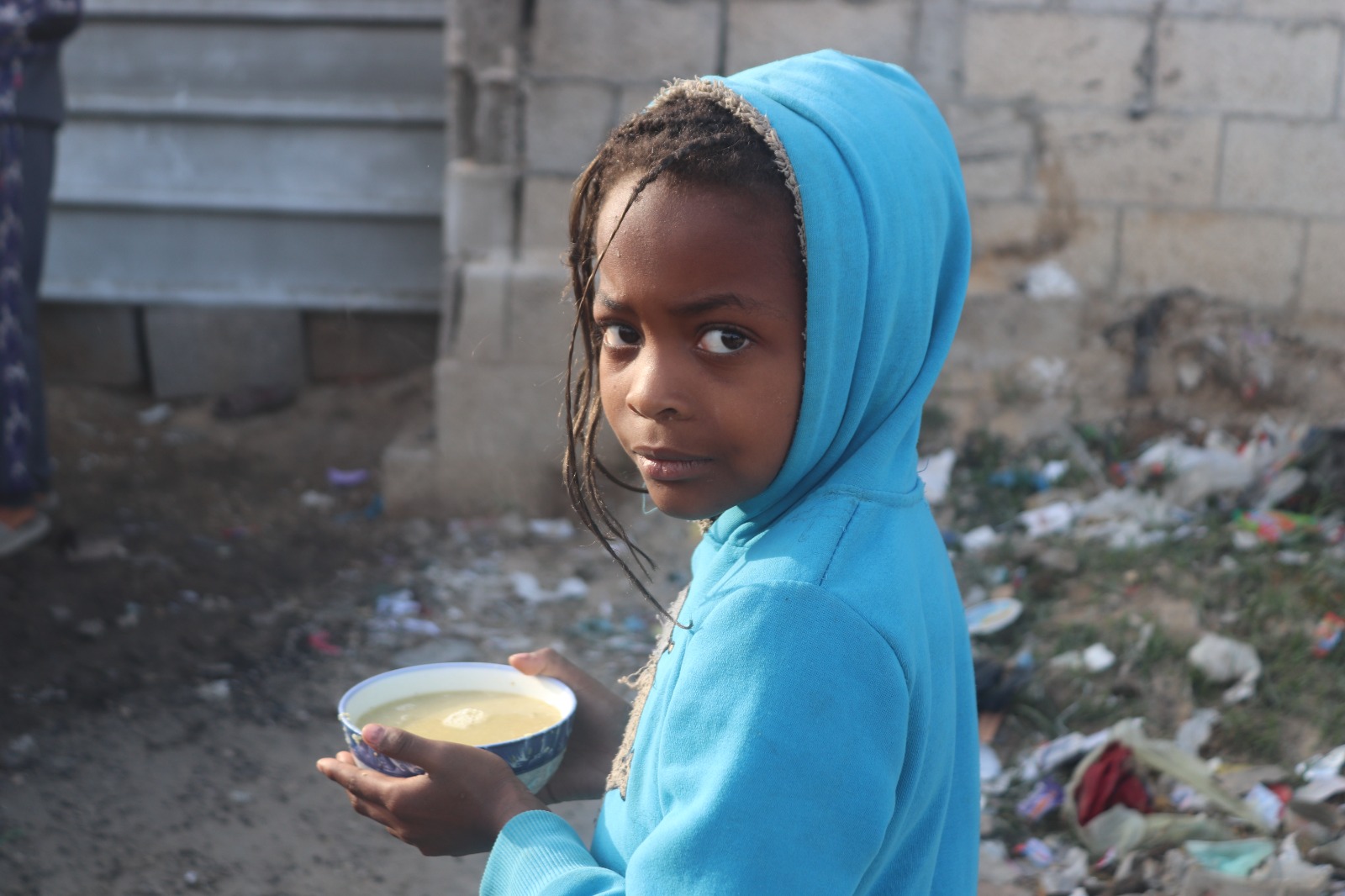 Gambar penyaluran iftar Ramadan di kamp pengungsian Khan Yunis, Jalur Gaza, Palestina