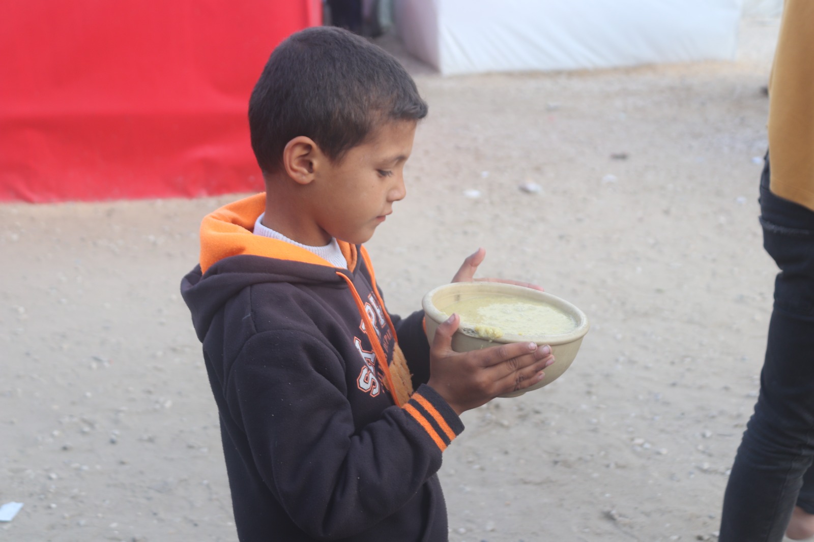 Gambar penyaluran iftar Ramadan di kamp pengungsian Khan Yunis, Jalur Gaza, Palestina