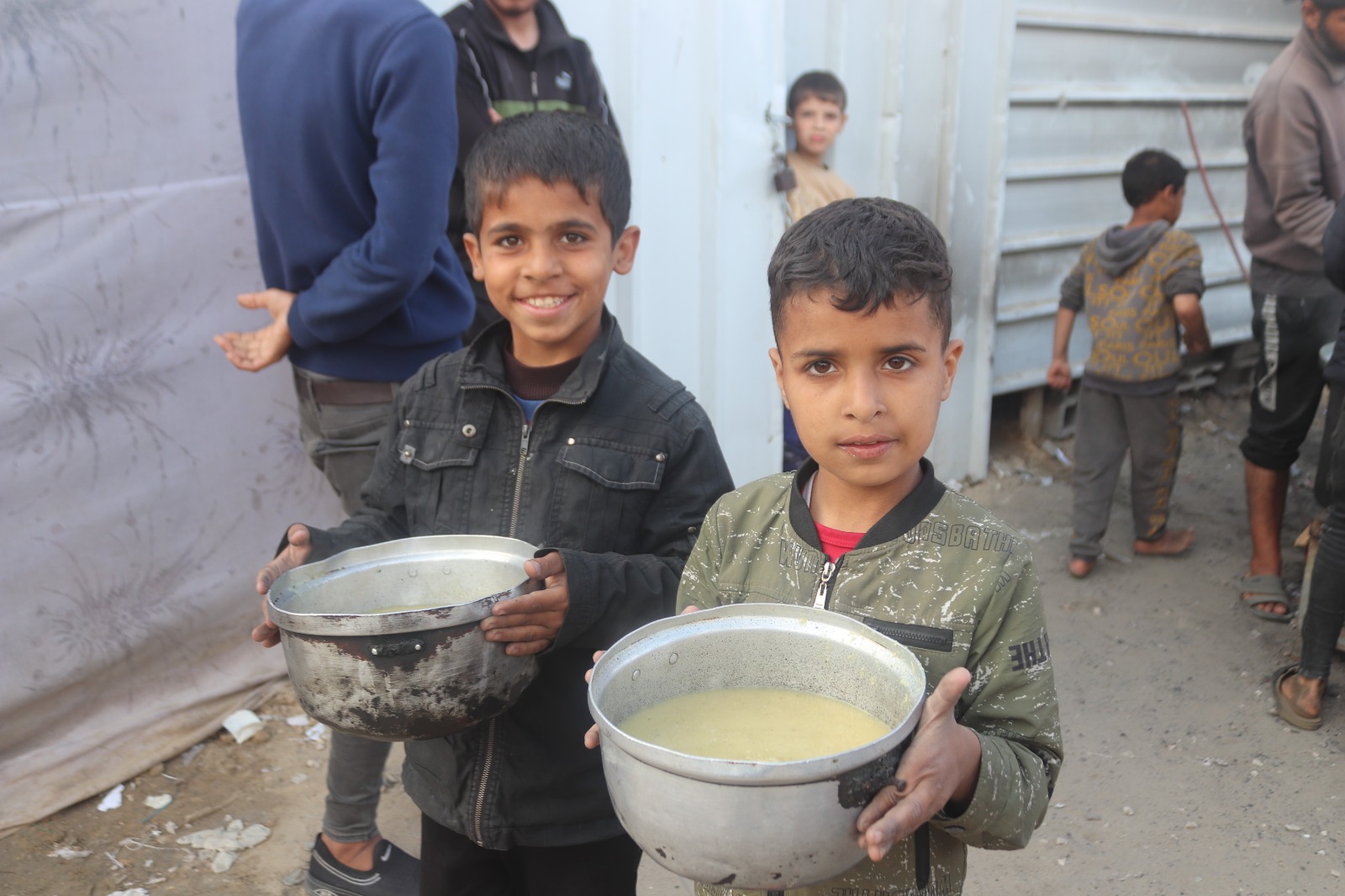 Gambar penyaluran iftar Ramadan di kamp pengungsian Khan Yunis, Jalur Gaza, Palestina