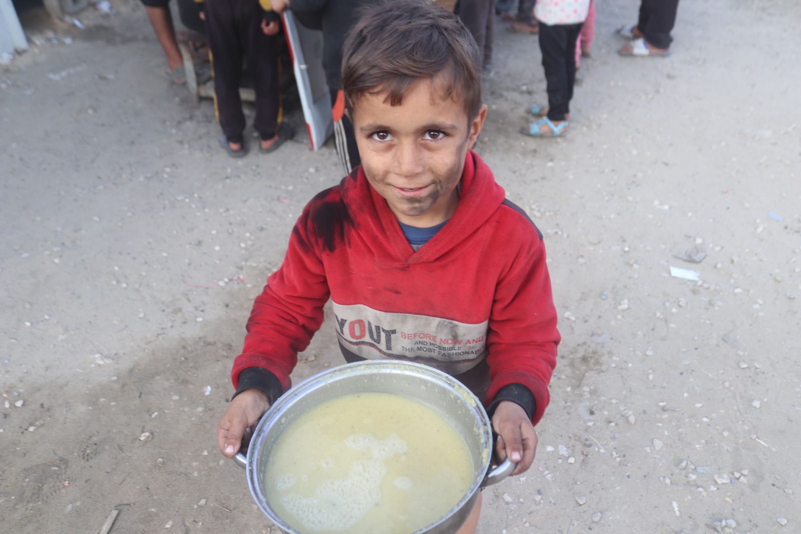 Gambar penyaluran iftar Ramadan di kamp pengungsian Khan Yunis, Jalur Gaza, Palestina