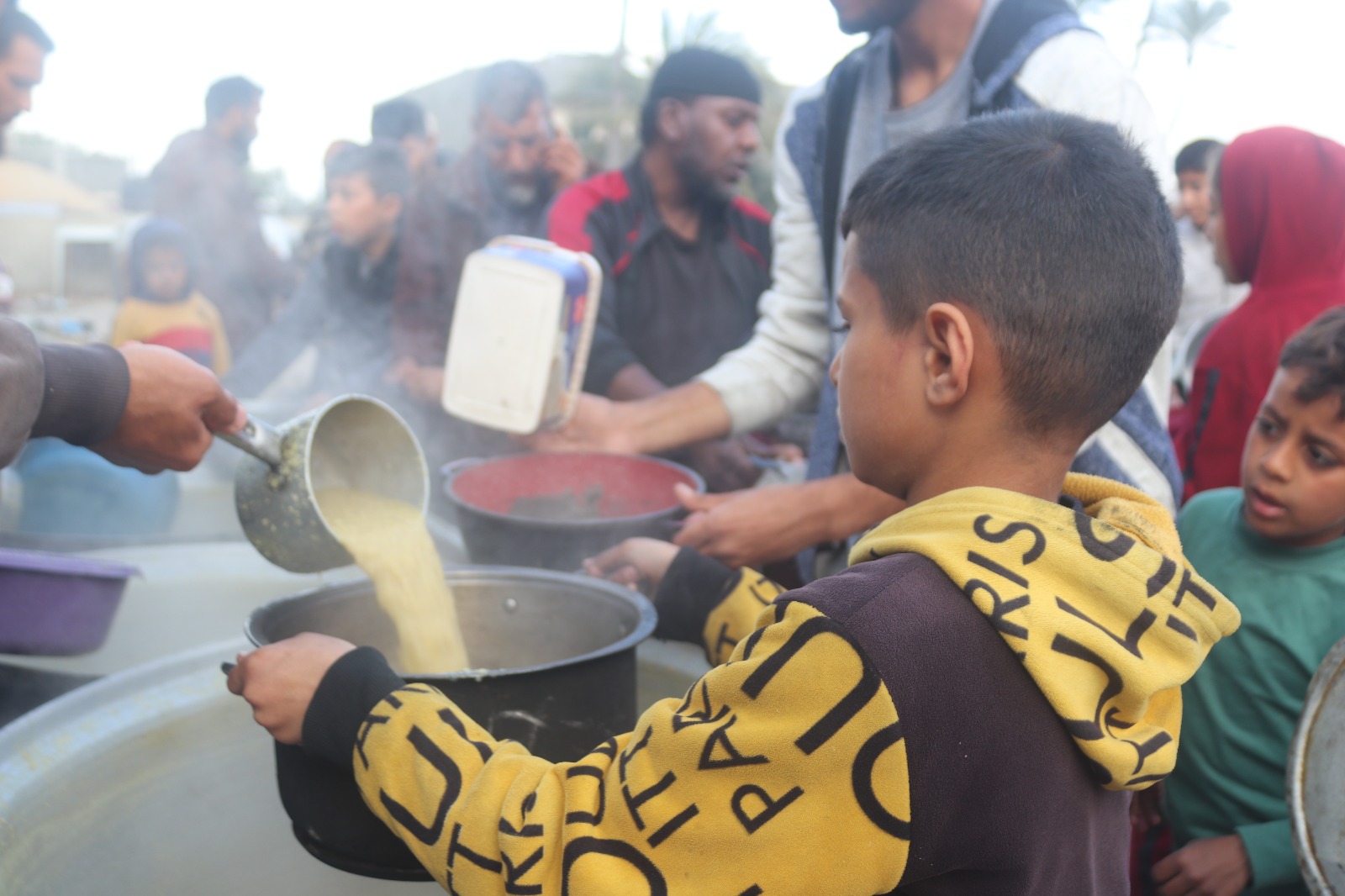 Gambar penyaluran iftar Ramadan di kamp pengungsian Khan Yunis, Jalur Gaza, Palestina