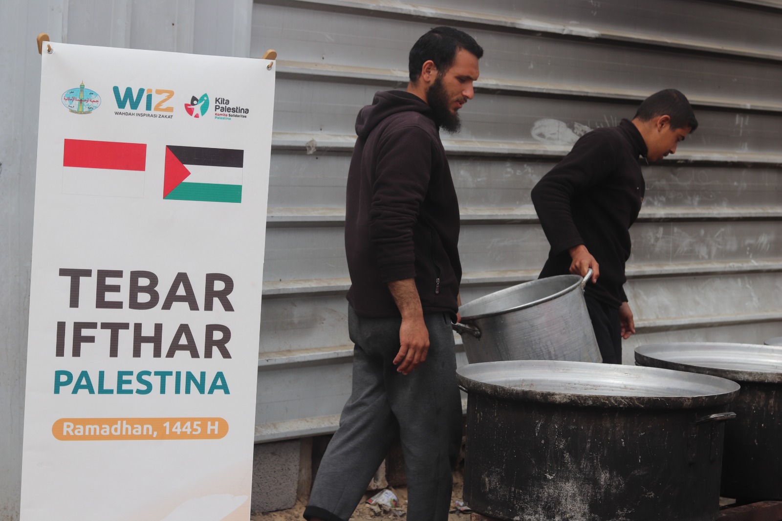 Gambar penyaluran iftar Ramadan di kamp pengungsian Khan Yunis, Jalur Gaza, Palestina