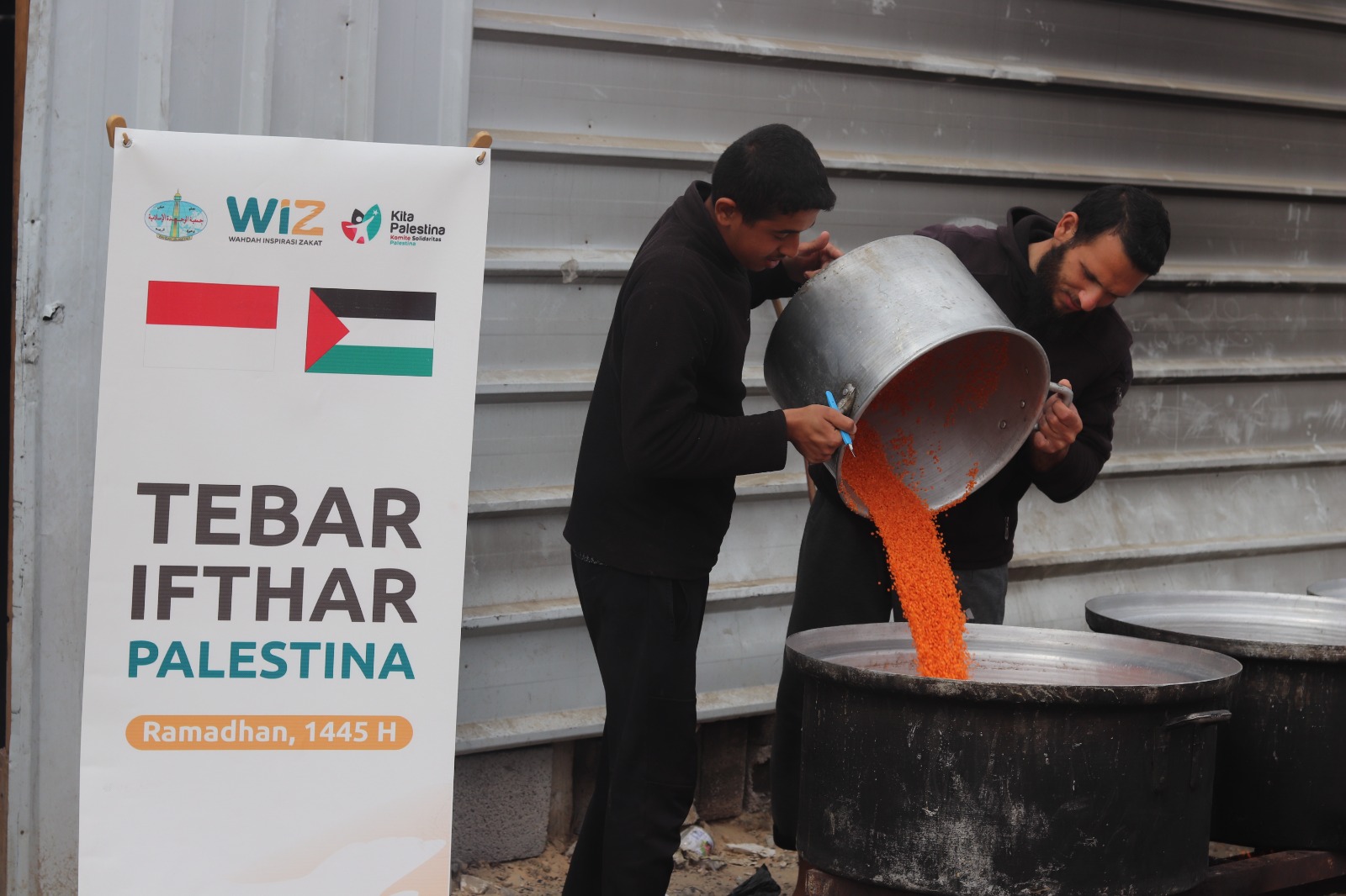 Gambar penyaluran iftar Ramadan di kamp pengungsian Khan Yunis, Jalur Gaza, Palestina