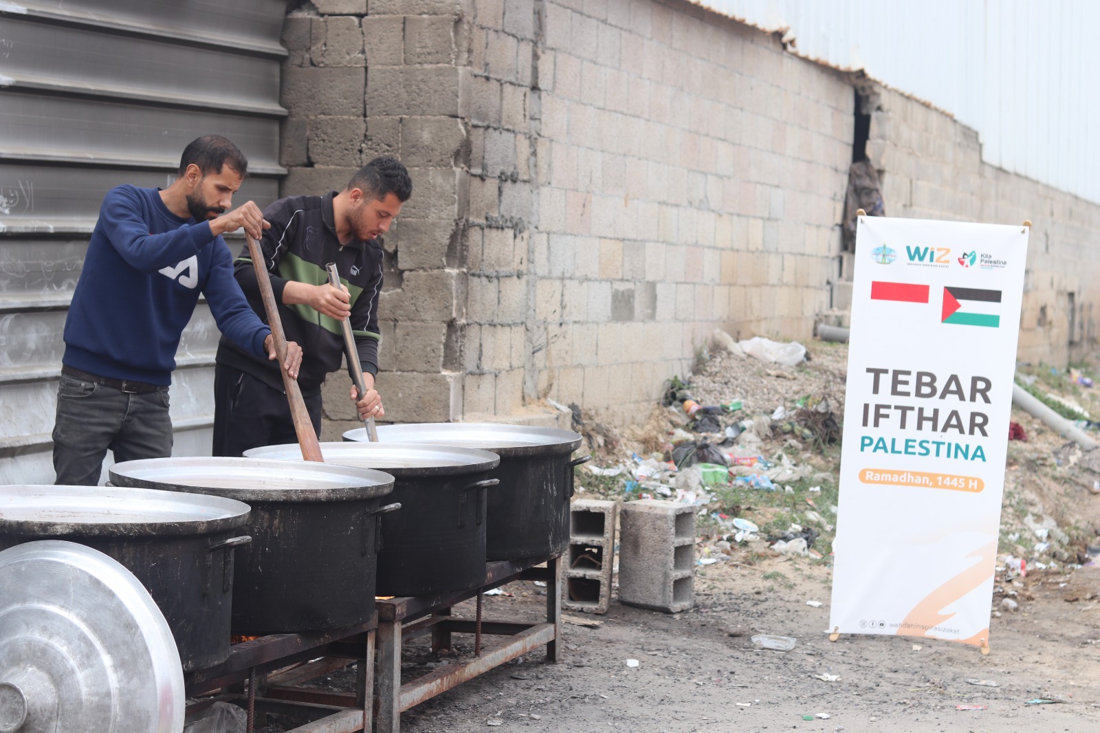 Gambar penyaluran iftar Ramadan di kamp pengungsian Khan Yunis, Jalur Gaza, Palestina