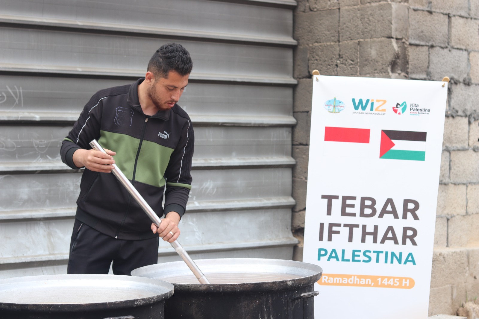 Gambar penyaluran iftar Ramadan di kamp pengungsian Khan Yunis, Jalur Gaza, Palestina