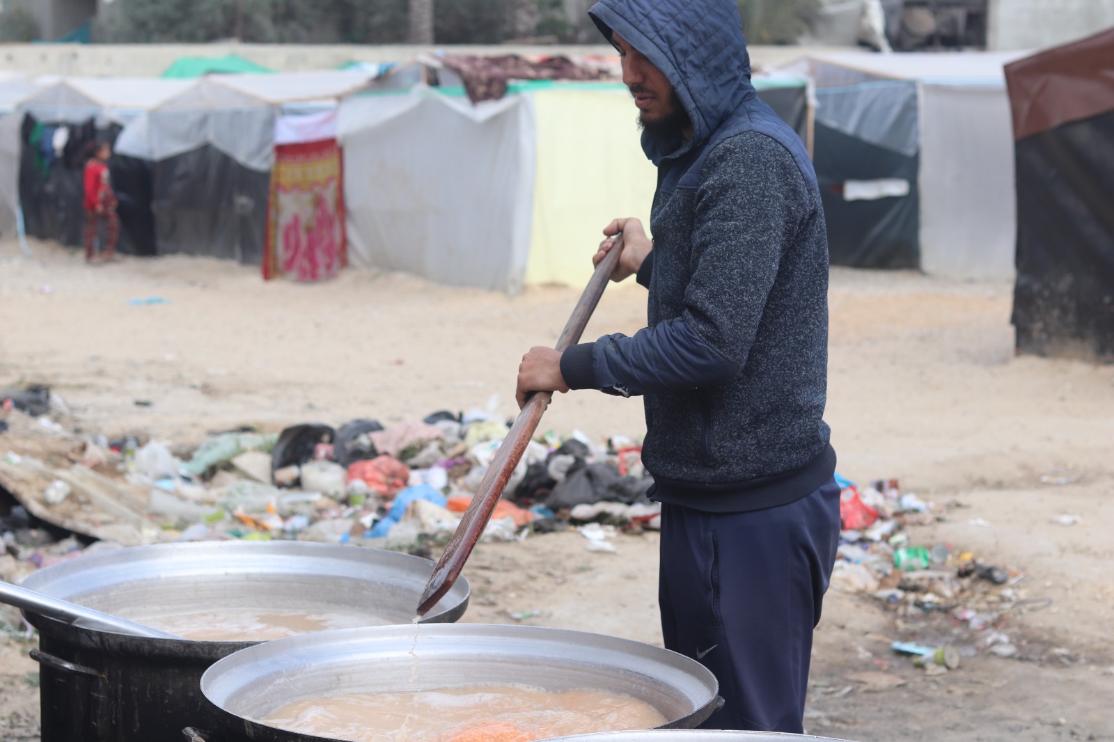 Gambar penyaluran iftar Ramadan di kamp pengungsian Khan Yunis, Jalur Gaza, Palestina
