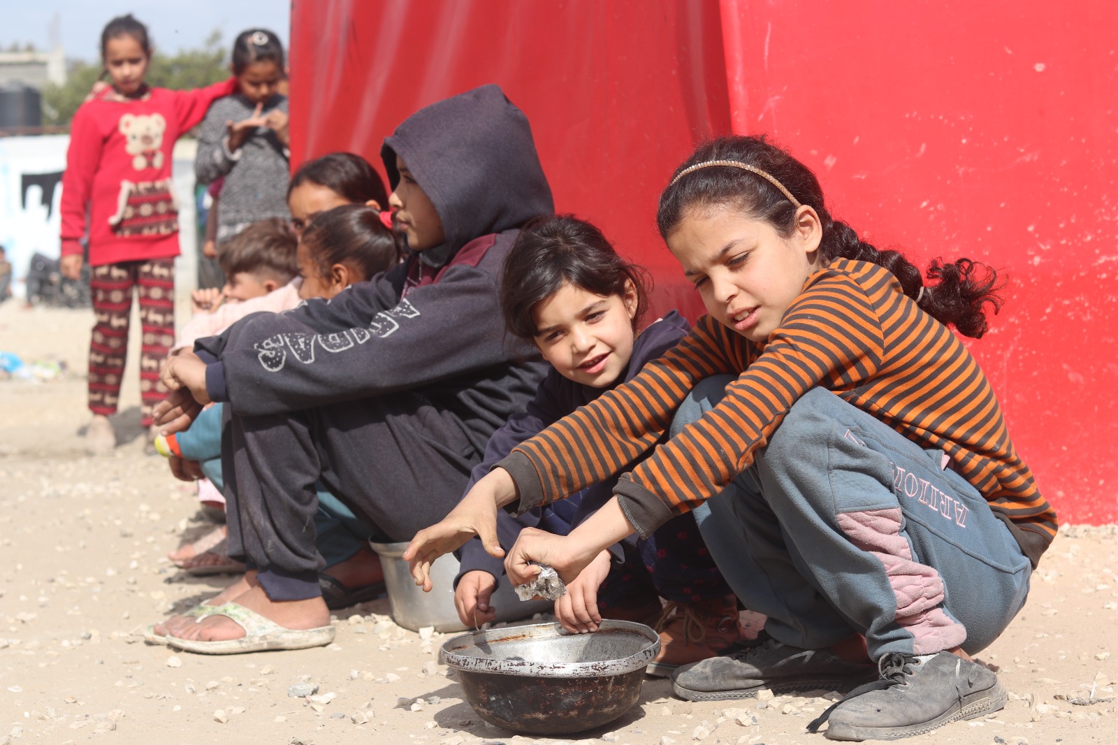 Gambar penyaluran iftar Ramadan di kamp pengungsian Khan Yunis, Jalur Gaza, Palestina