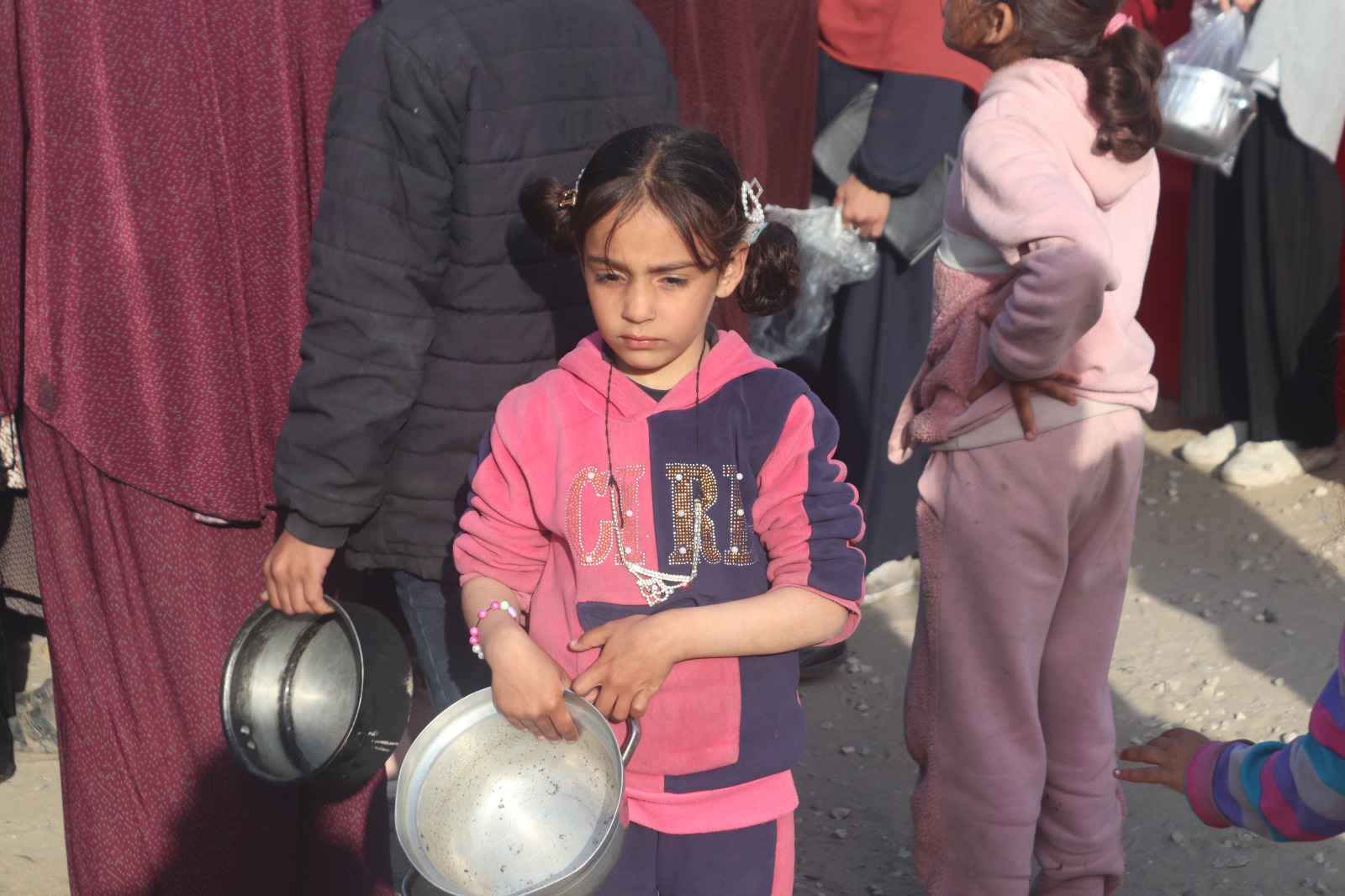 Gambar penyaluran iftar Ramadan di kamp pengungsian Khan Yunis, Jalur Gaza, Palestina