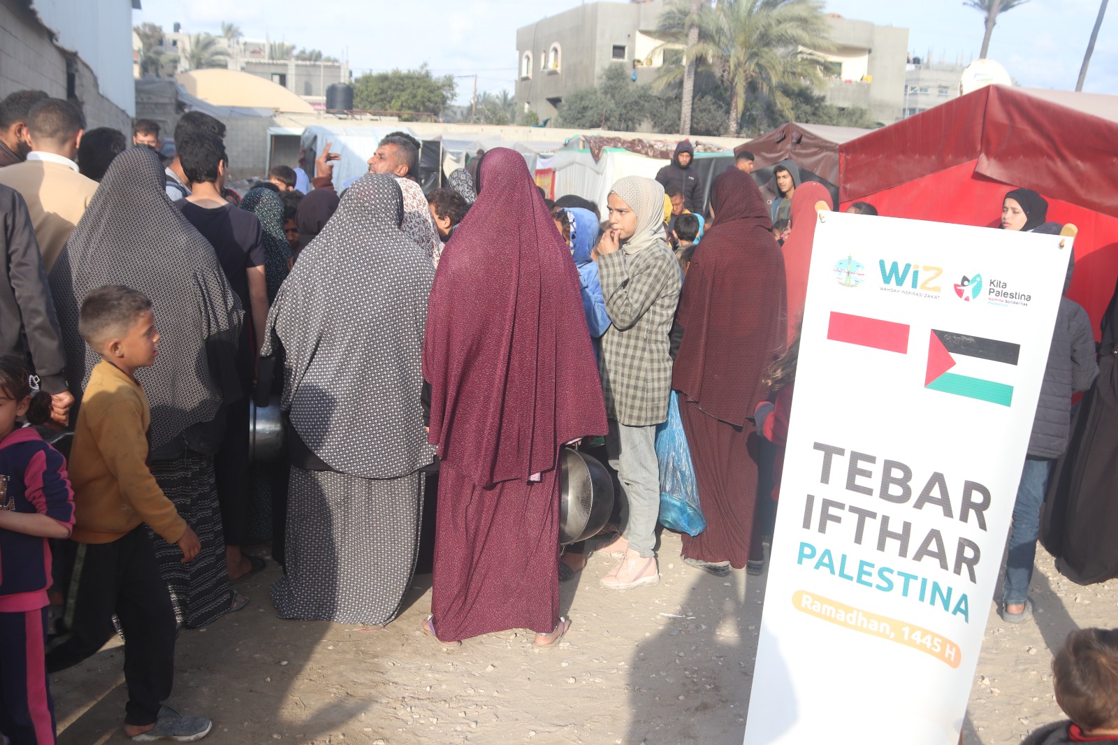 Gambar penyaluran iftar Ramadan di kamp pengungsian Khan Yunis, Jalur Gaza, Palestina