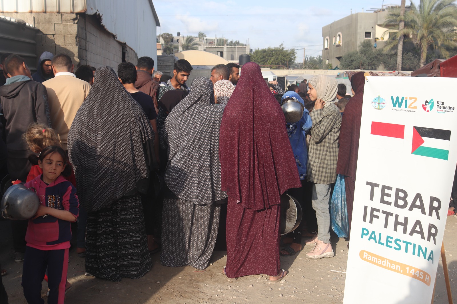 Gambar penyaluran iftar Ramadan di kamp pengungsian Khan Yunis, Jalur Gaza, Palestina