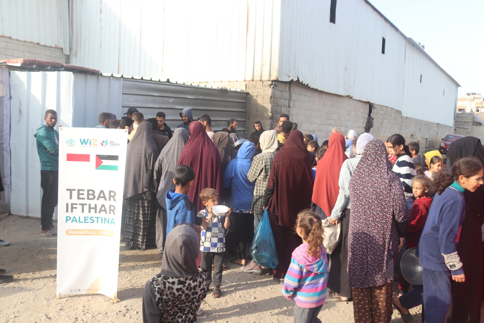Gambar penyaluran iftar Ramadan di kamp pengungsian Khan Yunis, Jalur Gaza, Palestina