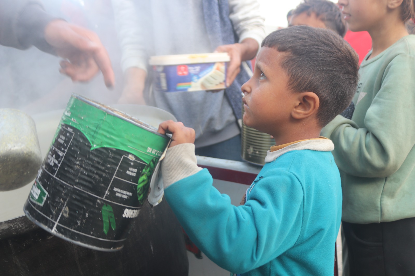 Gambar penyaluran iftar Ramadan di kamp pengungsian Khan Yunis, Jalur Gaza, Palestina