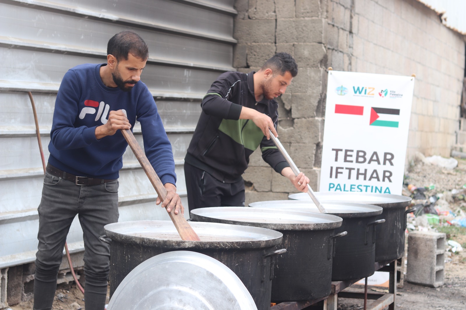 Gambar penyaluran iftar Ramadan di kamp pengungsian Khan Yunis, Jalur Gaza, Palestina