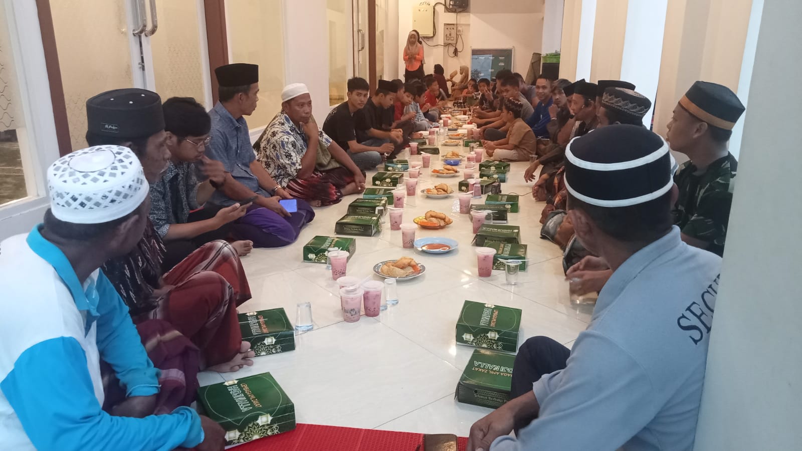 Gambar penyaluran ifthar kolaborasi WIZ dan Yayasan Kalla