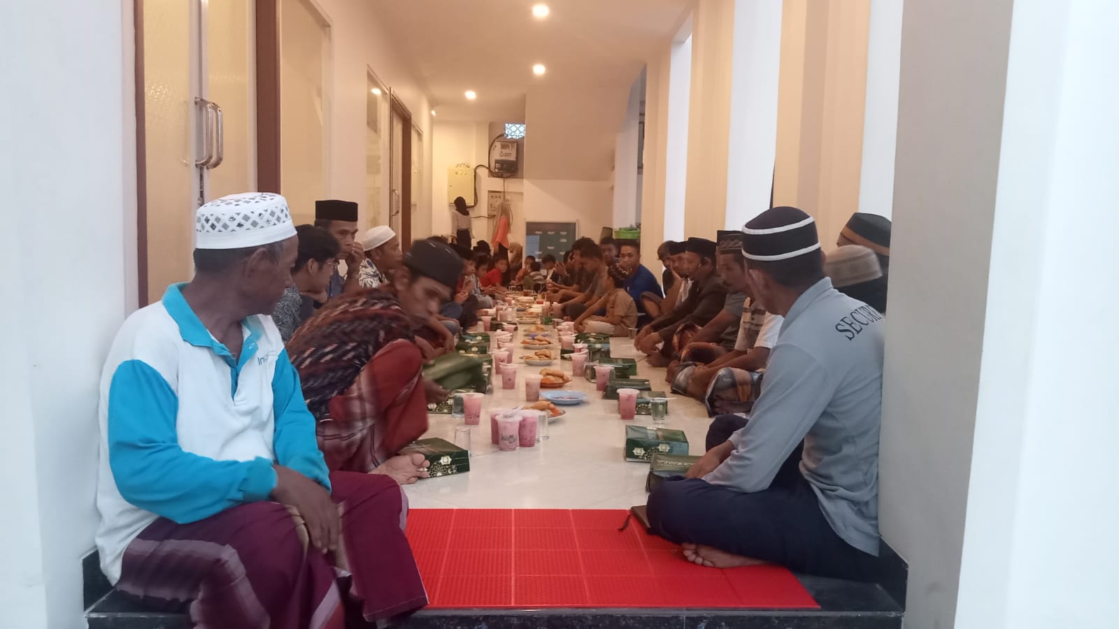 Gambar penyaluran ifthar kolaborasi WIZ dan Yayasan Kalla