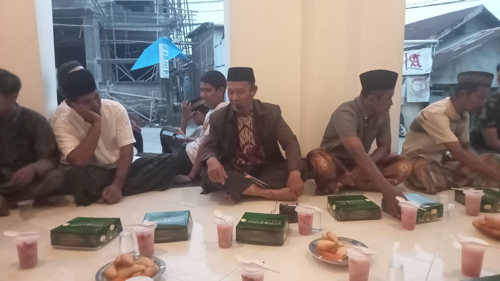 Gambar penyaluran ifthar kolaborasi WIZ dan Yayasan Kalla