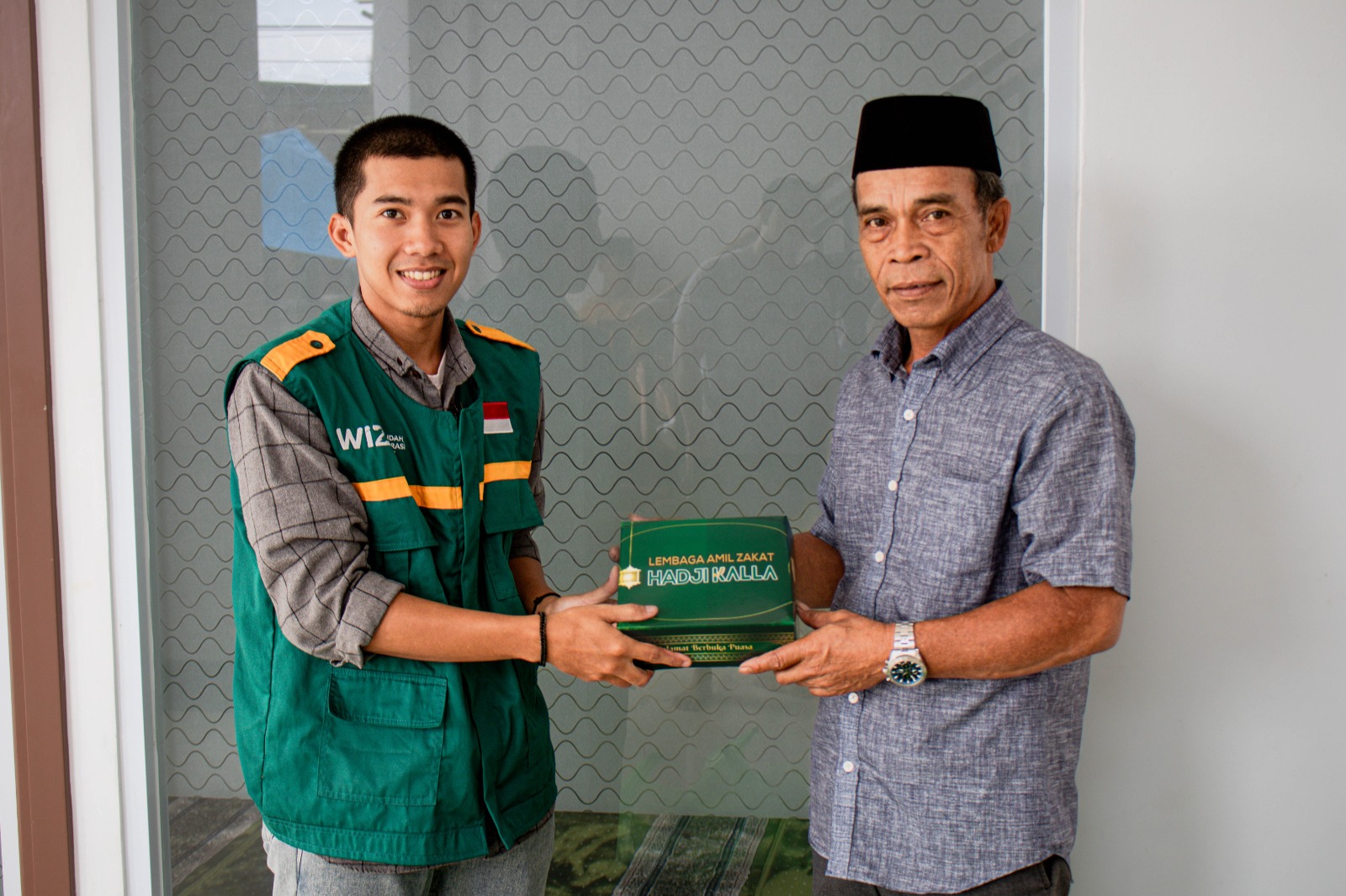 Gambar penyaluran ifthar kolaborasi WIZ dan Yayasan Kalla