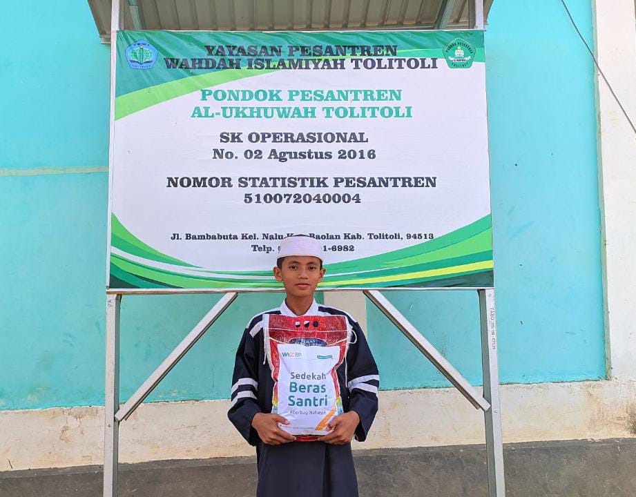 Gambar sedekah beras santri