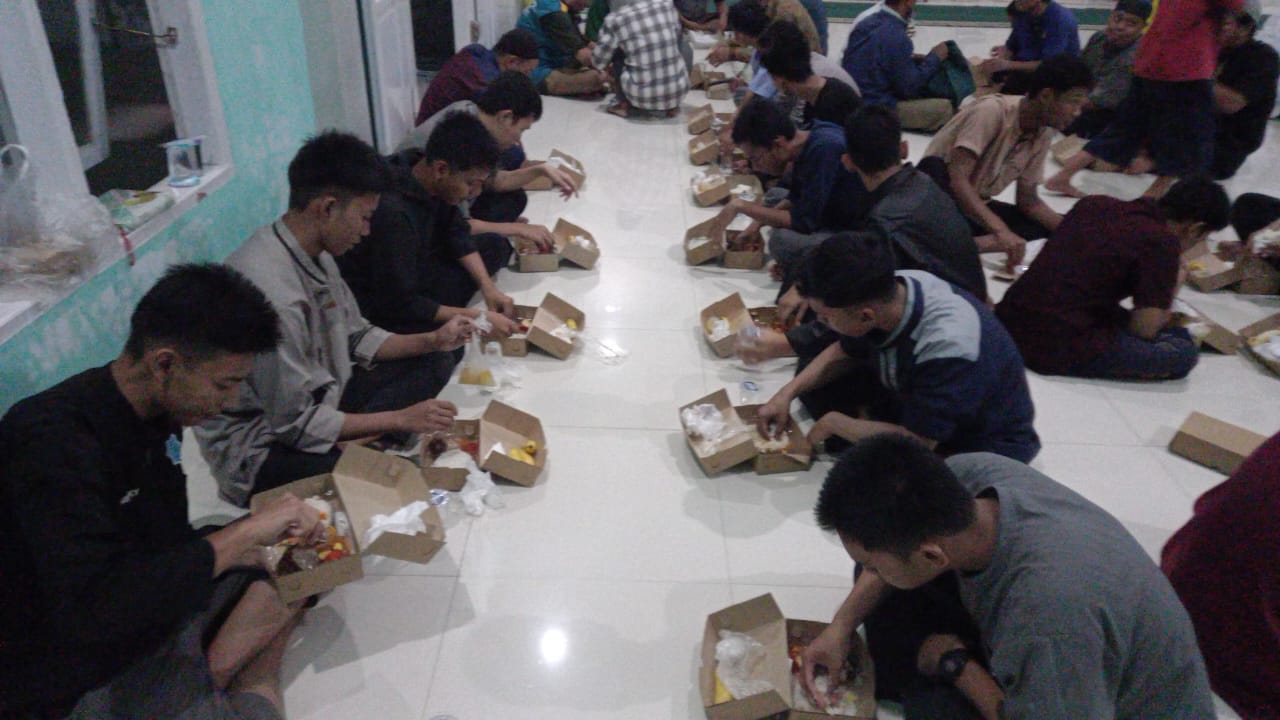 Gambar kajian pengurus dan buka bersama santri-orang tua di SMA IT Qurrota A'yun Sigi