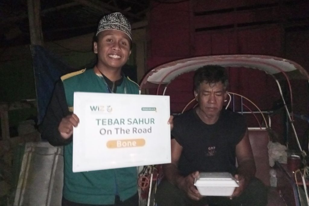 Gambar penyaluran paket sahur untuk dhuafa dan pejuang keluarga di Bone, Sulawesi Selatan