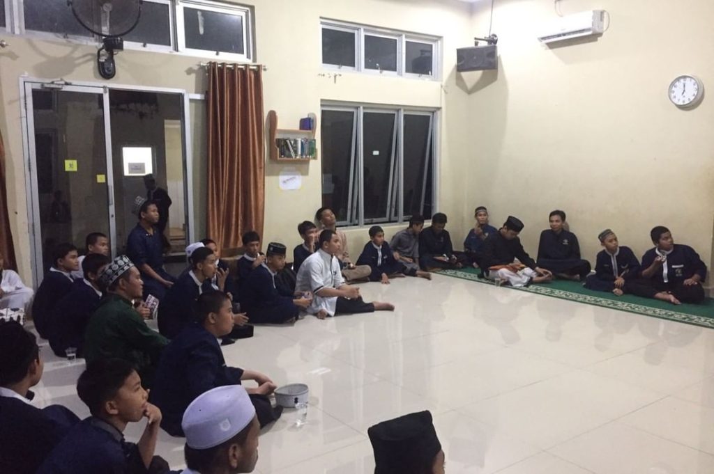 Gambar pemberian bingkisan ke santri berprestasi ponpes Tahfizh Ibnu Abbas