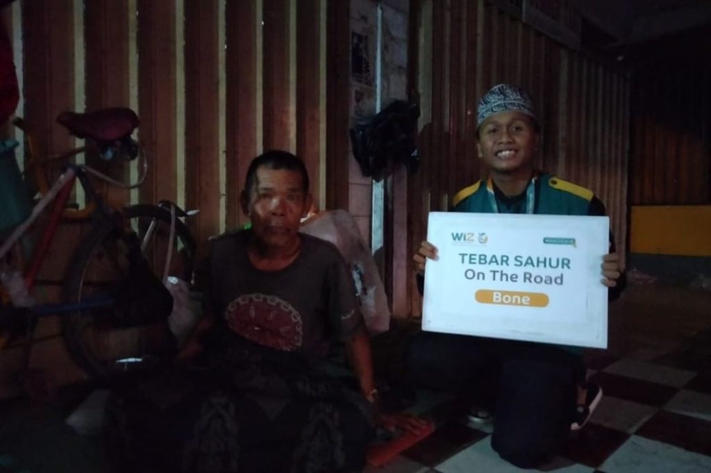 Gambar penyaluran paket sahur untuk dhuafa dan pejuang keluarga di Bone, Sulawesi Selatan