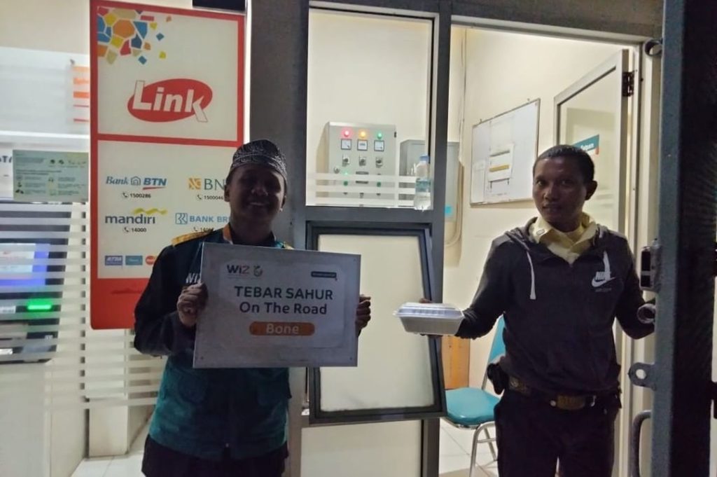 Gambar penyaluran paket sahur untuk dhuafa dan pejuang keluarga di Bone, Sulawesi Selatan