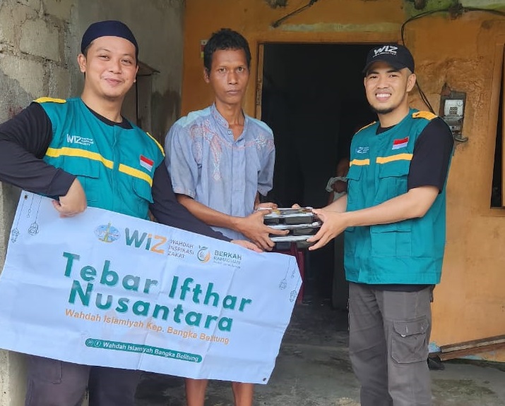 Gambar penyaluran 100 paket buka puasa di Pangkalpinang