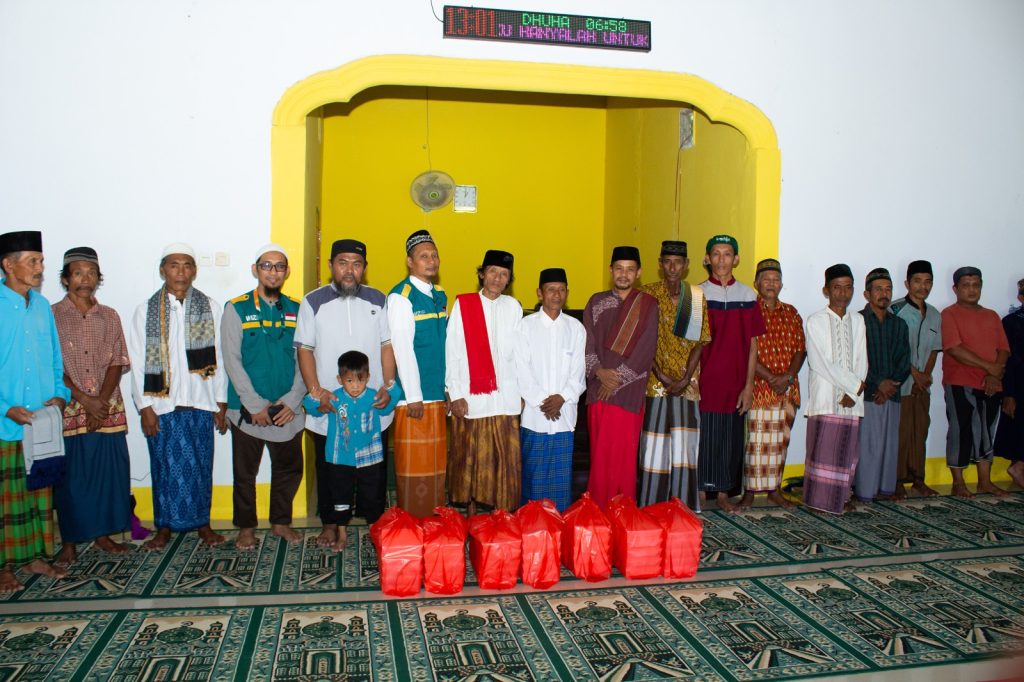 Gambar penyaluran buka puasa Masjid Quba Desa Lemusa, Parigi Moutong, Sulawesi Tengah