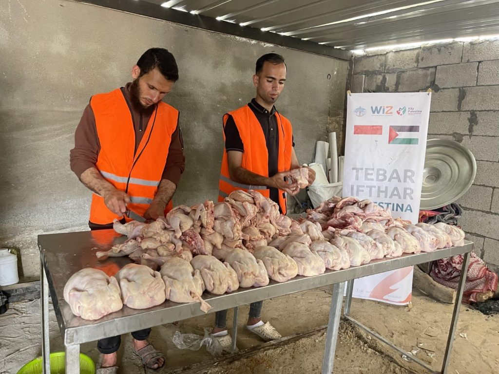 Gambar proses persiapan dan penyaluran buka puasa di Khan Yunis, Palestina