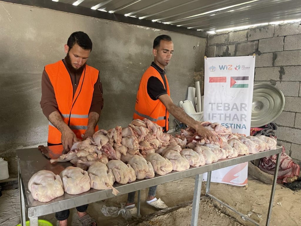Gambar proses persiapan dan penyaluran buka puasa di Khan Yunis, Palestina
