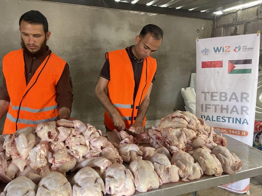 Gambar proses persiapan dan penyaluran buka puasa di Khan Yunis, Palestina