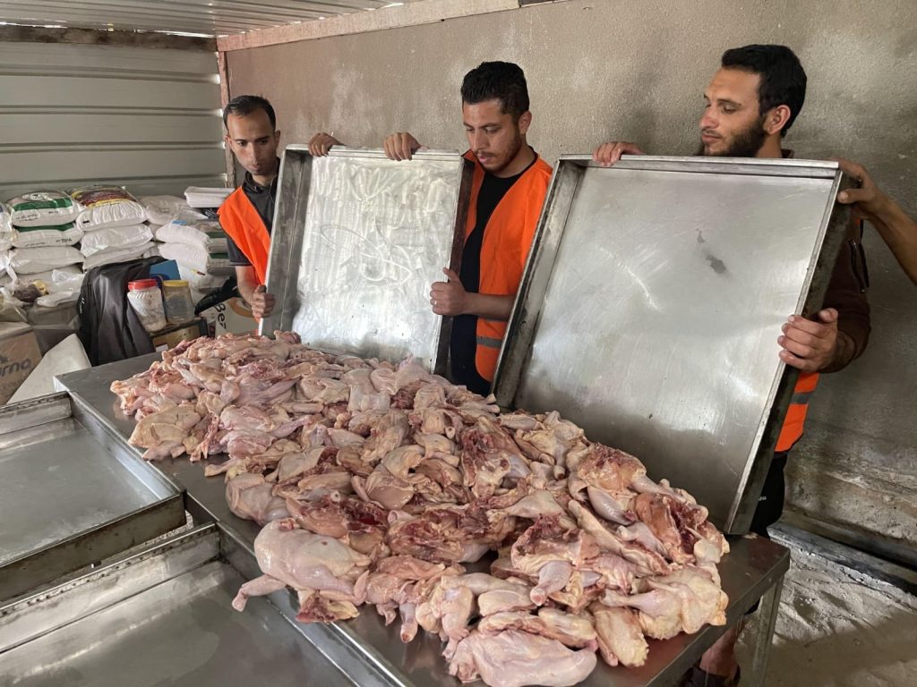 Gambar proses persiapan dan penyaluran buka puasa di Khan Yunis, Palestina