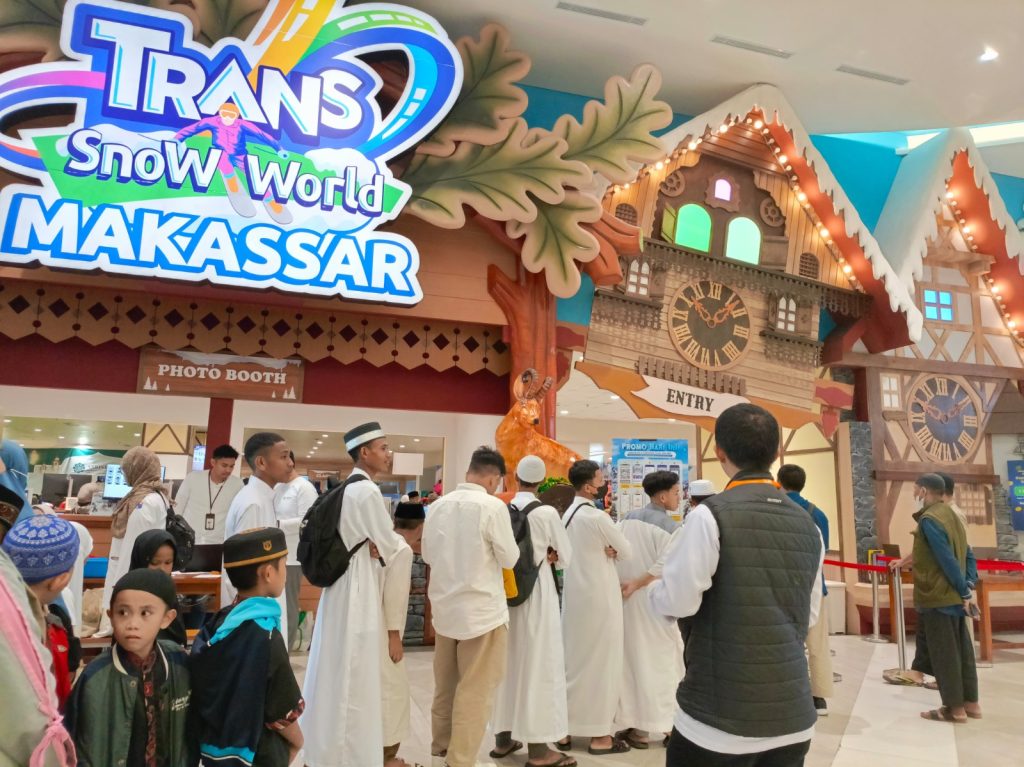 Gambar anak-anak yatim saat bermain di wahana es Trans Snow World dan berbuka puasa.