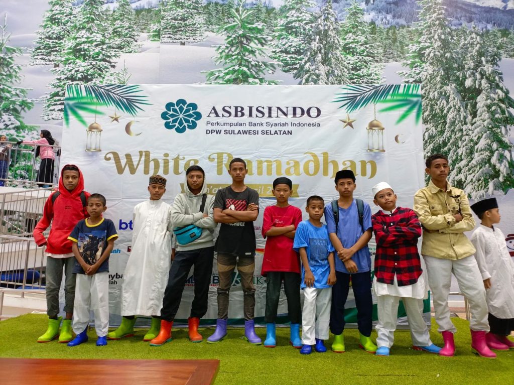 Gambar anak-anak yatim saat bermain di wahana es Trans Snow World dan berbuka puasa.