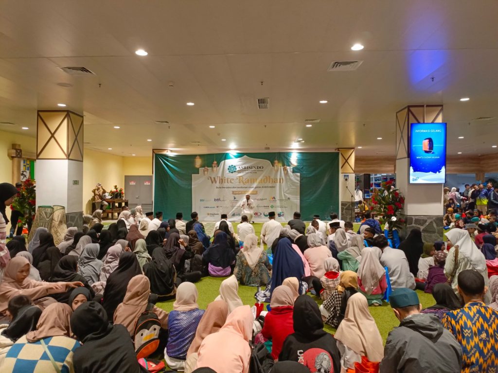 Gambar anak-anak yatim saat bermain di wahana es Trans Snow World dan berbuka puasa.