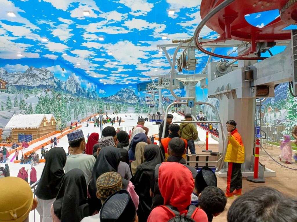 Gambar anak-anak yatim saat bermain di wahana es Trans Snow World dan berbuka puasa.