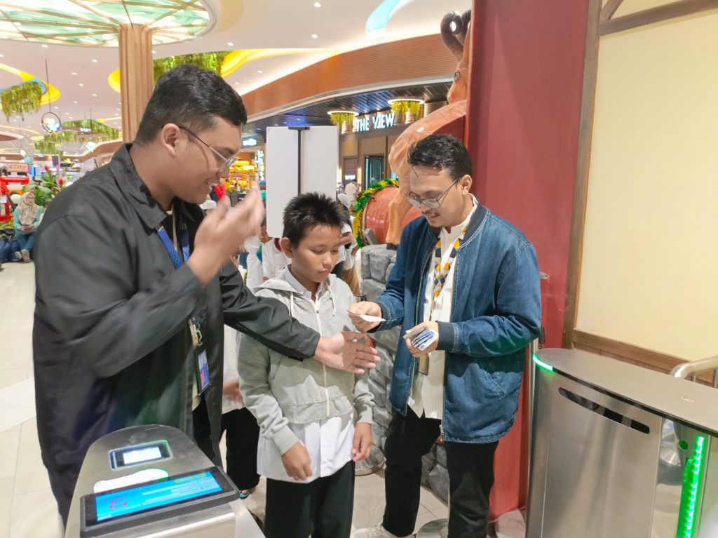 Gambar anak-anak yatim saat bermain di wahana es Trans Snow World dan berbuka puasa.