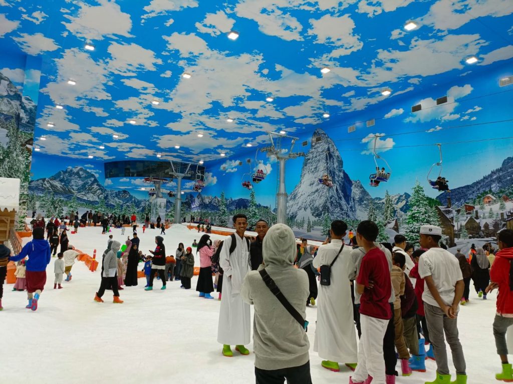 Gambar anak-anak yatim saat bermain di wahana es Trans Snow World dan berbuka puasa.