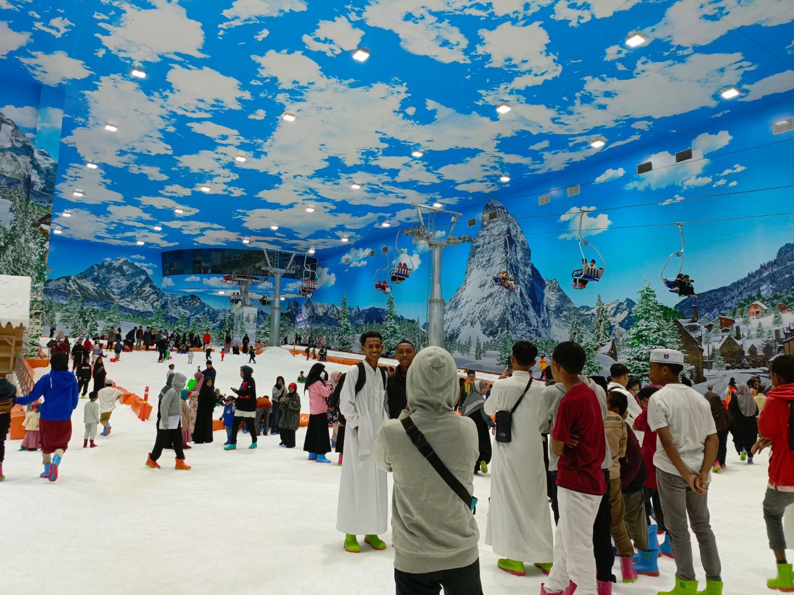 Gambar anak-anak yatim saat bermain di wahana es Trans Snow World dan berbuka puasa.