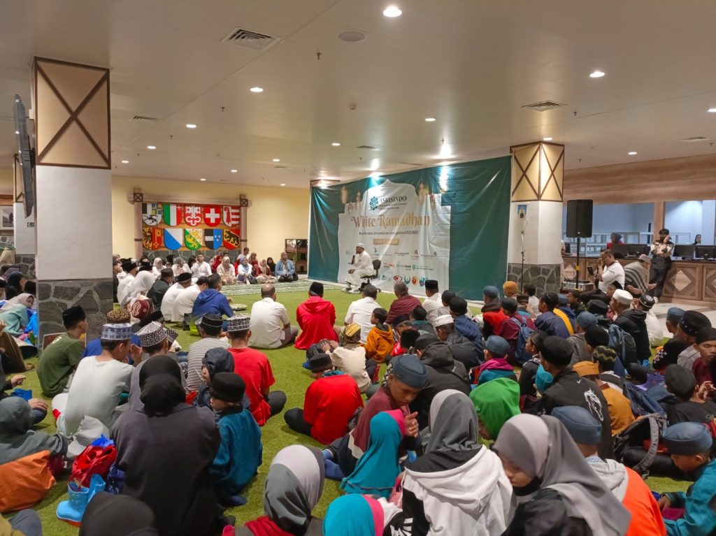 Gambar anak-anak yatim saat bermain di wahana es Trans Snow World dan berbuka puasa.