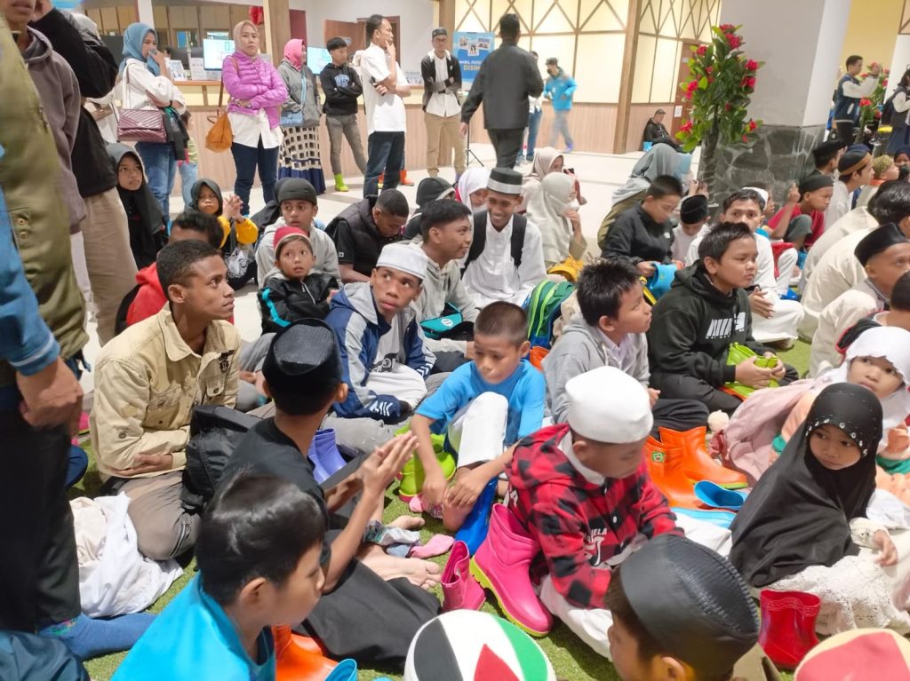 Gambar anak-anak yatim saat bermain di wahana es Trans Snow World dan berbuka puasa.