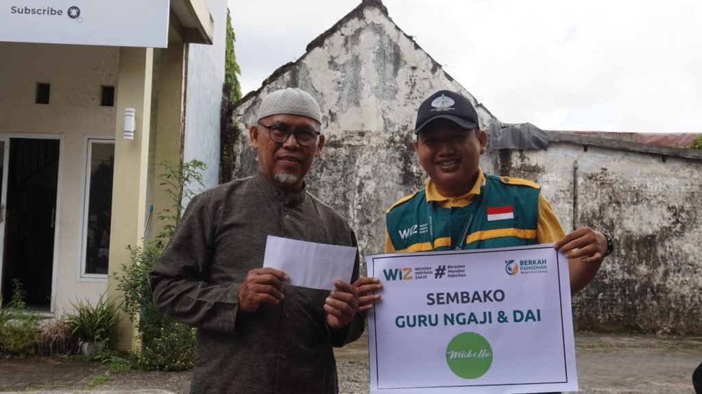 Gambar penyaluran sembako kepada guru ngaji dan dai di Makassar