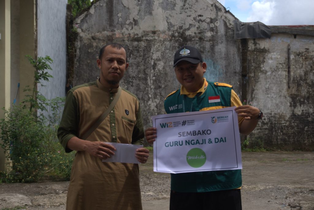 Gambar penyaluran sembako kepada guru ngaji dan dai di Makassar