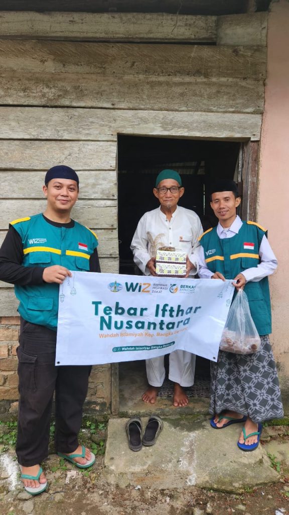 Gambar penyaluran 100 paket buka puasa di Pangkalpinang