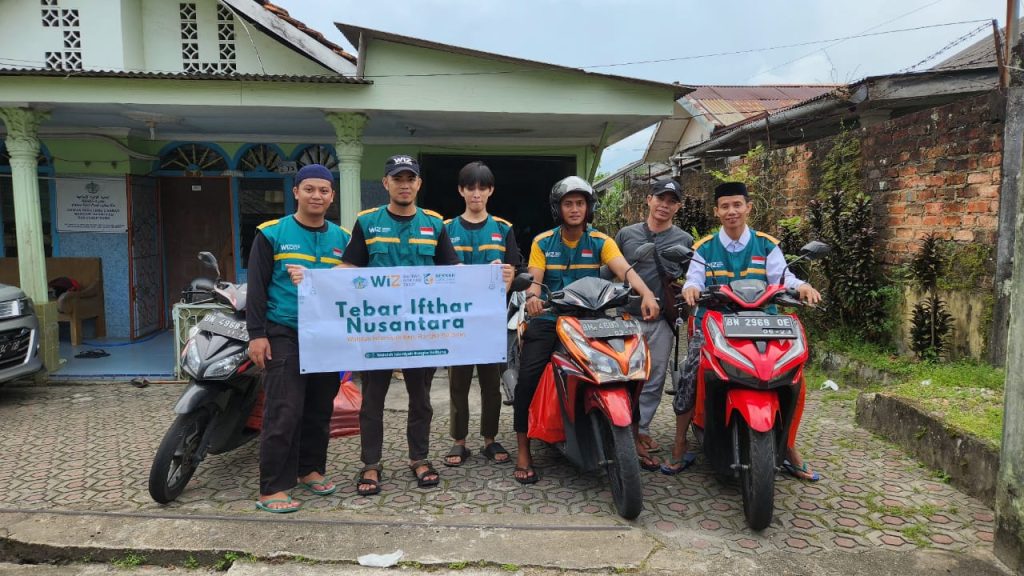 Gambar penyaluran 100 paket buka puasa di Pangkalpinang