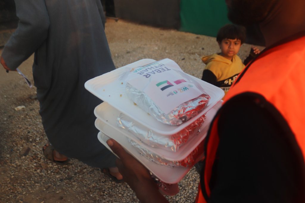 Gambar proses persiapan dan penyaluran buka puasa di Khan Yunis, Palestina