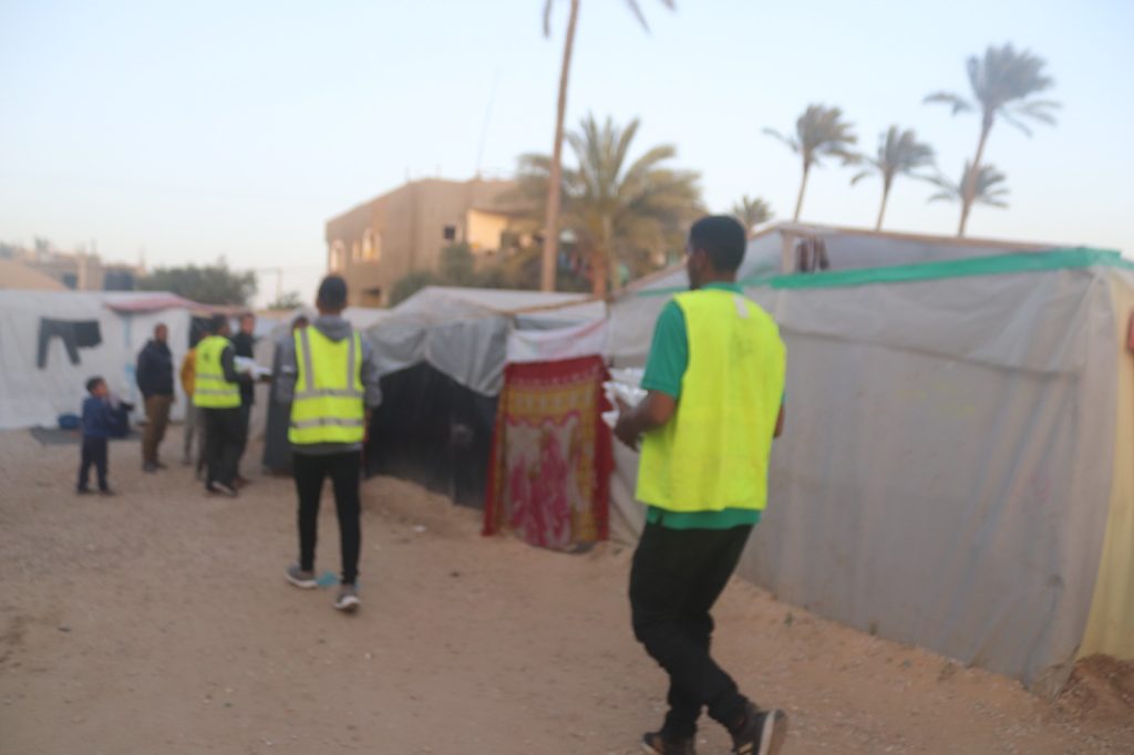 Gambar proses persiapan dan penyaluran buka puasa di Khan Yunis, Palestina